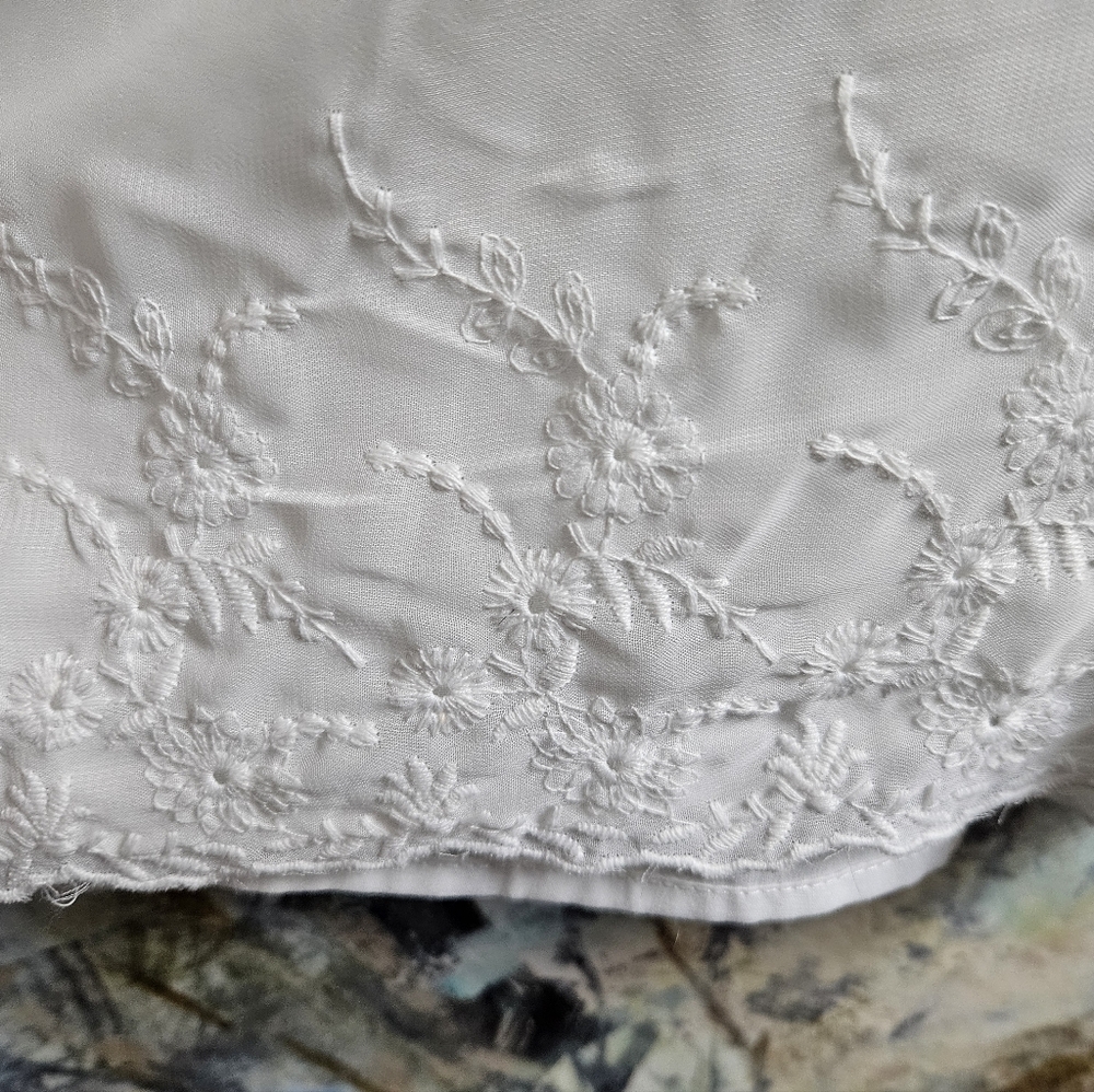 My Michelle White Embroidered Eyelet Lace Hem Boho Summer Shorts W's Sz M NWOT - Picture 3 of 8
